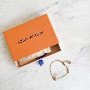 EUC Louis Vuitton LV and Me ‘S’ chain Bracelet Gold